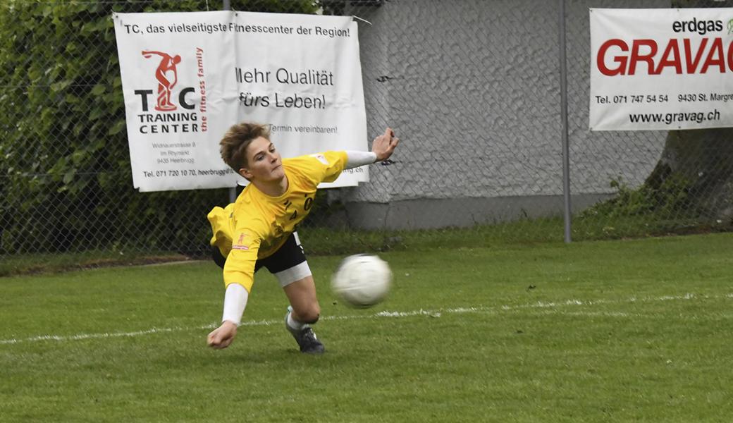 Der U18-Nationalsspieler Gian Kunz zeigte in der Widnauer Hinterreihe vollen Einsatz bei nassen Bedingungen. 