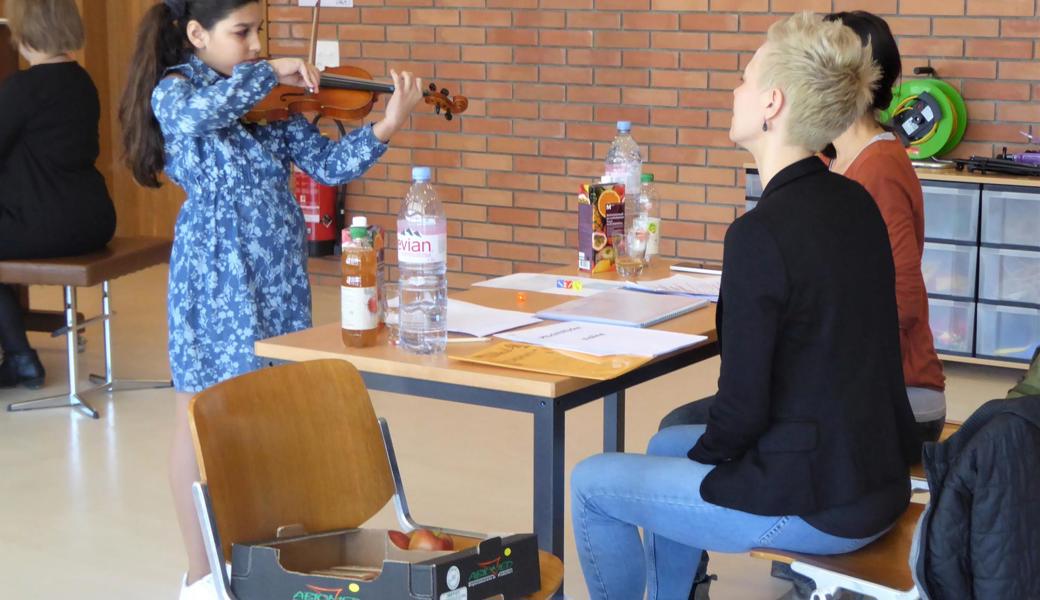 Eine junge Violinenschülerin stellt sich dem Stufentest.