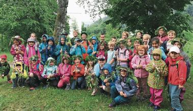 Kinder erleben einen Wiesenzauber