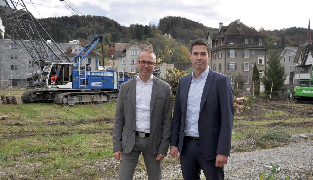 Reto Hörler (l.) und Michael Breitenmoser von der HRS Real Estate AG auf dem Bauplatz an der Bahnhofstrasse.