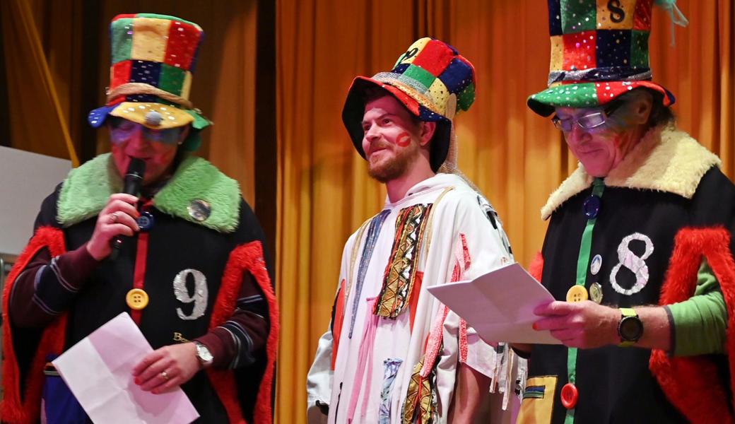 Des Obervogels Nummer 29 erste Amtshandlung: Der Obervogel-Schnitzelbankgruppe Zapfhahn zur Hand zu gehen.