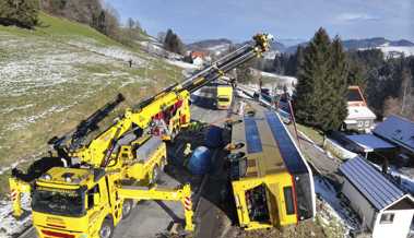 Mehrere Verletzte und hoher Sachschaden nach Unfall mit Postauto