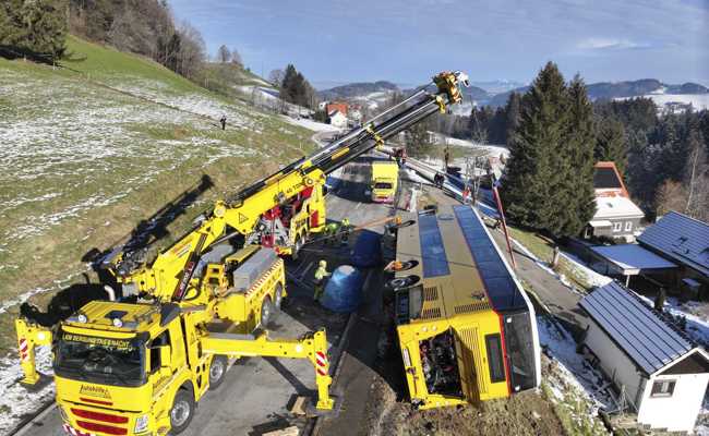 Mehrere Verletzte und hoher Sachschaden nach Unfall mit Postauto