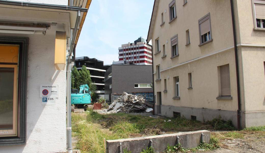 Blick zwischen der ehemaligen Heidis's Dorfmolki und dem abzubrechenden Nachbarhaus in Richtung Heerbrugger Hochhaus.