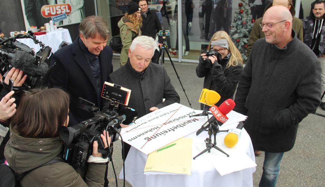 Auf einer Tafel war nur vom Verkehr in Vorarlberg die Rede, dabei sind auch Diepoldsau und Kriessern (Gemeinde Oberriet) betroffen. Der Diepoldsauer Präsident Roland Wälter ergänzte den Text, Rolf Huber (rechts) und Kurt Fischer sahen (wie die Medienleute) zu.