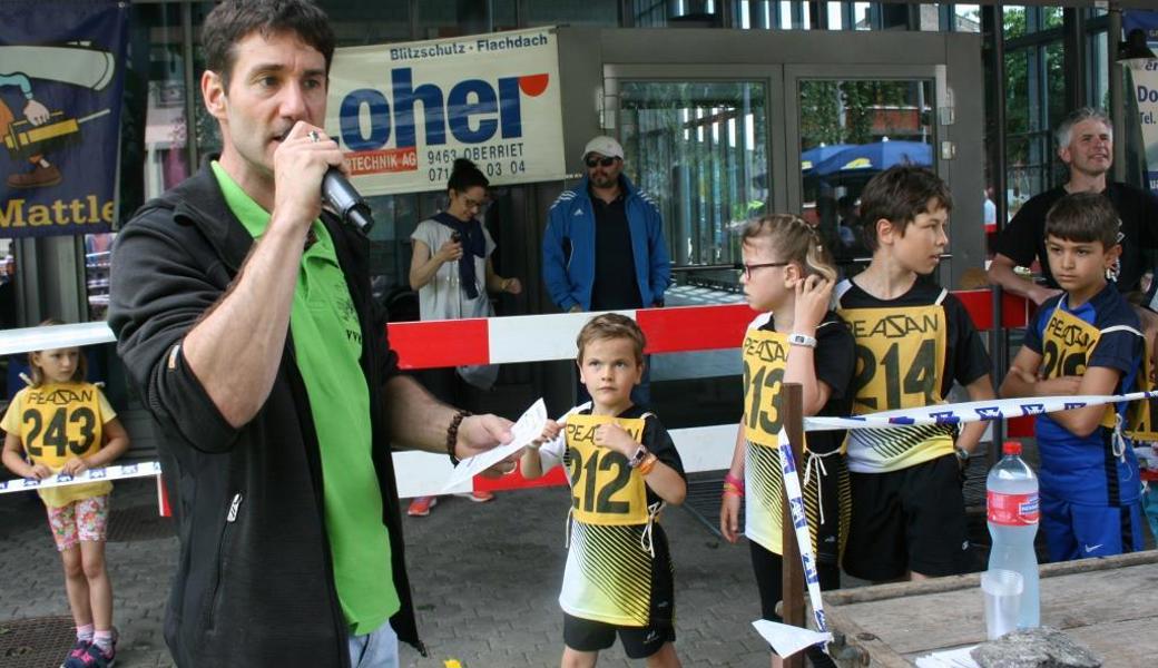 Speaker Martin Sutter vor gespannt auf die Rangverkündigung wartenden Kindern.