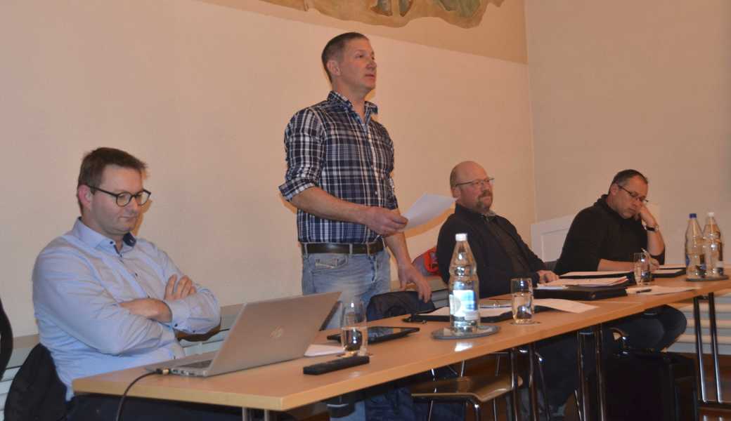 Christian Eugster (stehend) führte zusammen mit Peter Nüesch (von links), Felix Tobler und Bruno Sonderegger durch die HV der bäuerlichen Vereinigung unteres Rheintal. 