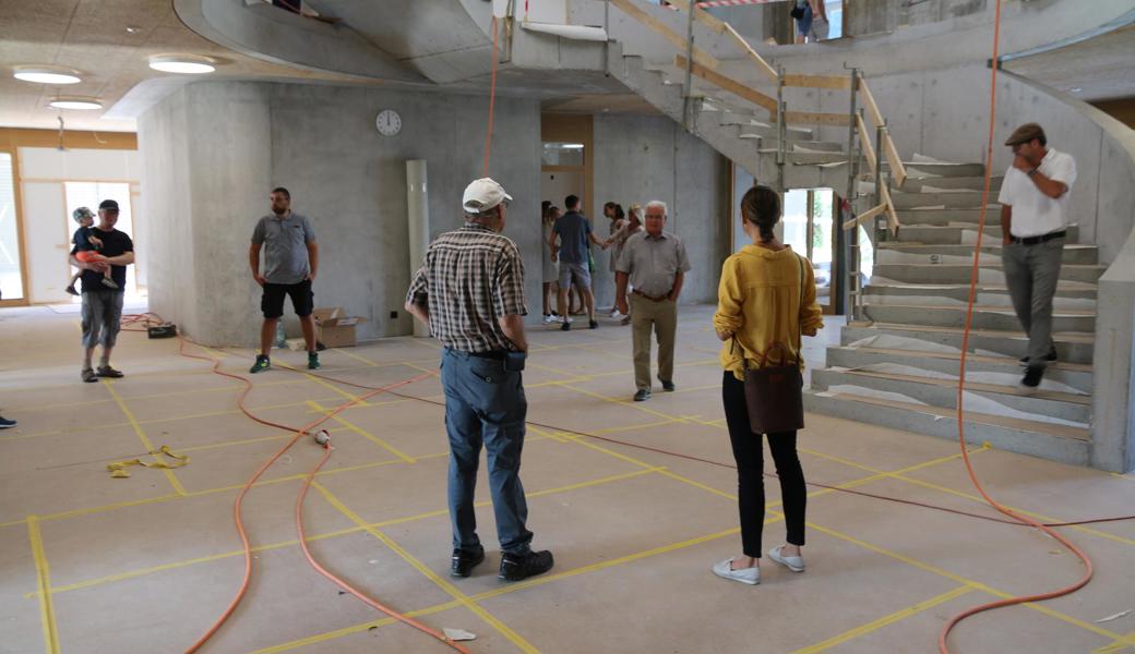 Die Baukommission lud am Donnerstagabend erstmals zu einer öffentlichen Besichtigung der Schulhaus-Baustelle ein.  