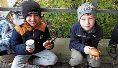 Primarschüler erhalten Pausenmilch