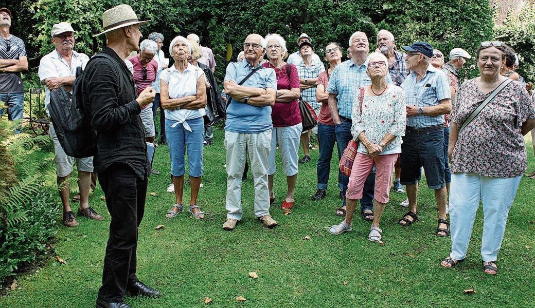 Martin Klauser zeigte die Besonderheiten des Gartens und weckte bei den 40 Teilnehmenden grosse Begeisterung. 