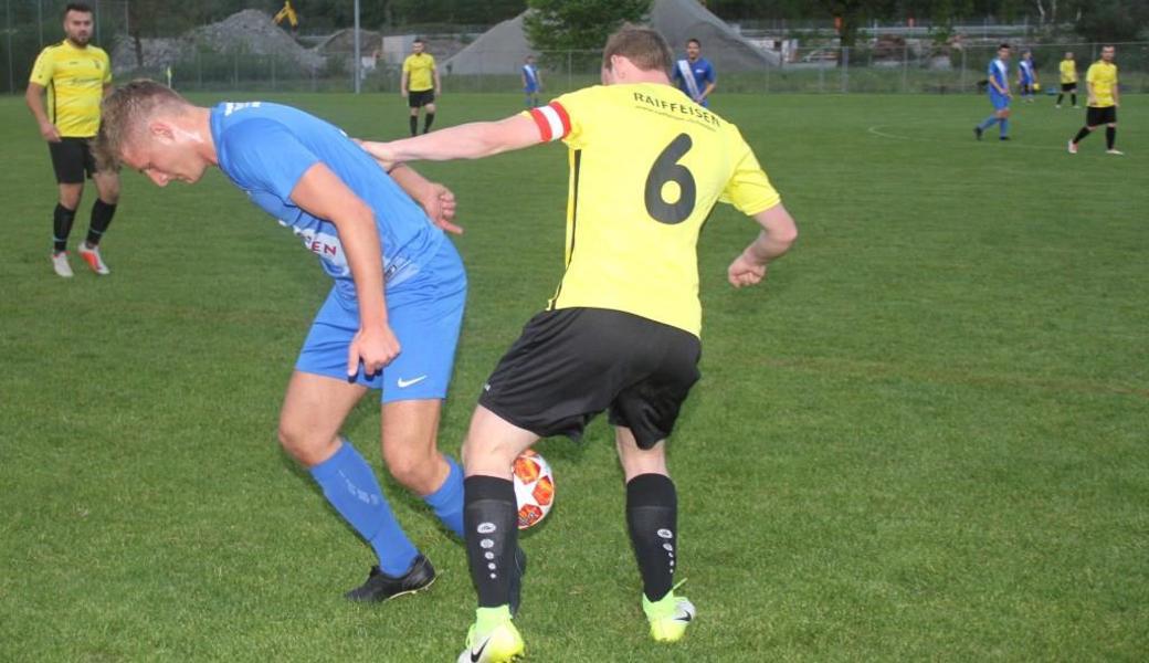 Sven Städler (l.), hier gegen Heidens Julian Bischoff, verwandelte den Penalty zum 3:1.