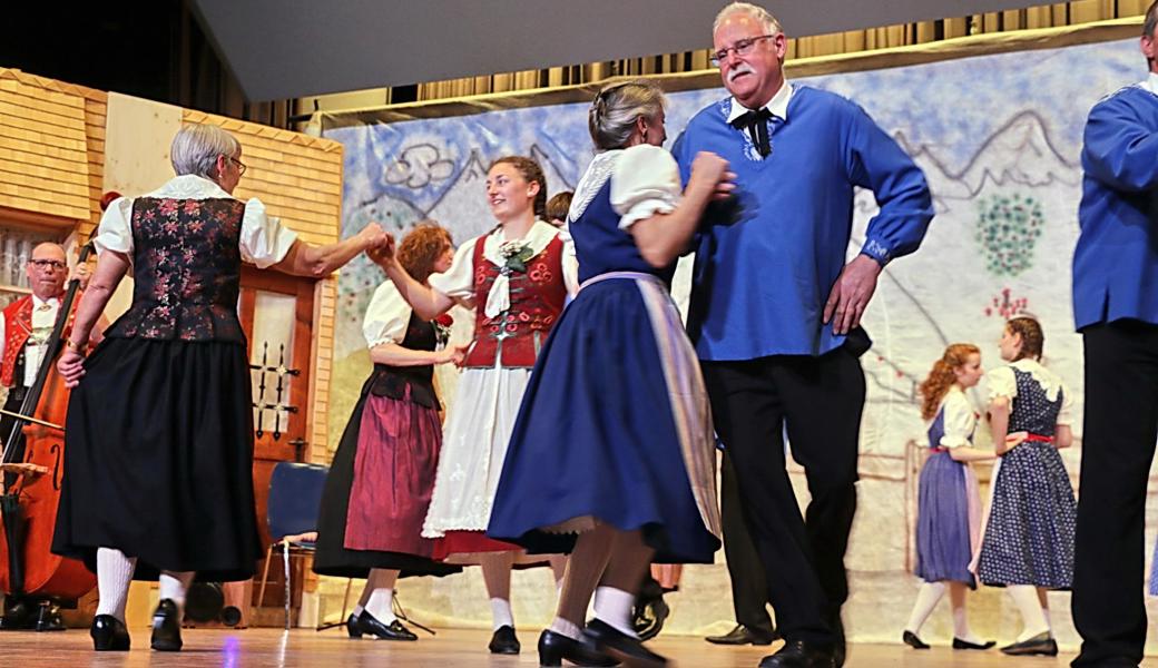 In prächtigen Rheintaler Sonn- und Werktagstrachten wirbelten die Tanzpaare über die Progy-Bühne.
