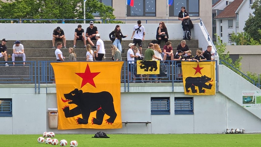 Viele Fans begleiteten den FCA aufs Wittenbacher Grüntal – das Bild täuscht, es wurde ein Stück vor dem Spiel aufgenommen.