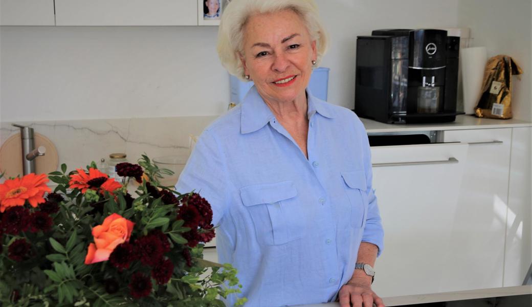 Blumen in der Küche verschönern Theres Köppel das Einleben im neuen Daheim.