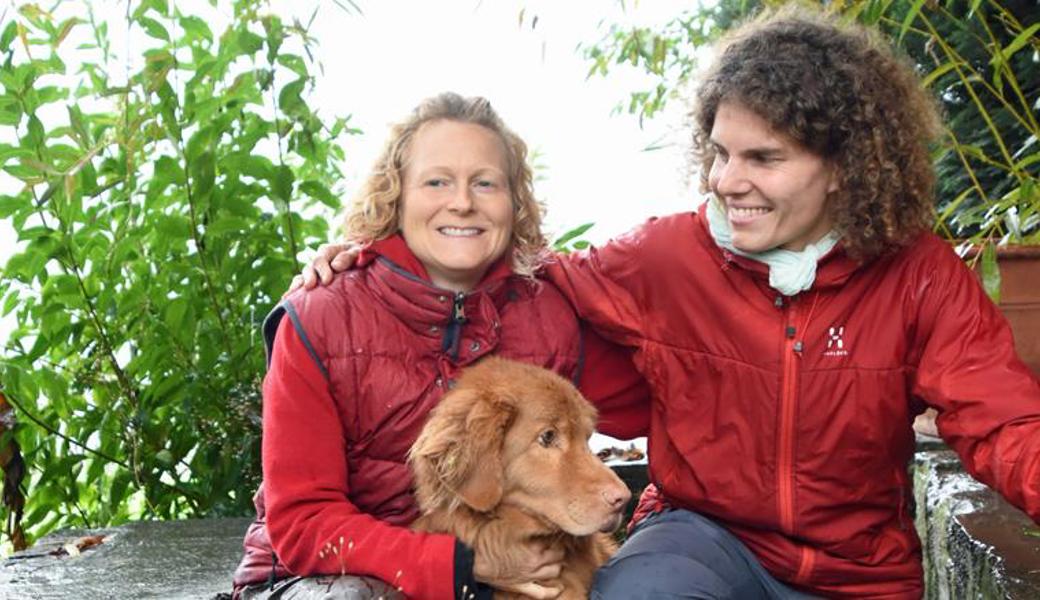 Michèle Löhrer (links) und Sonja Halter möchten die Menschen mit der Natur und sich selbst verbinden, das Naturverständnis und die Umweltbeziehung in allen Lebensbereichen fördern. Rechts das einstige Tipi und die Laubhütte in Eichberg. 