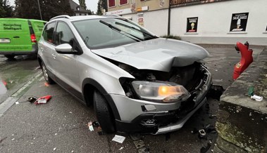 Auto gerät auf Gegenfahrbahn, kollidiert mit Kleinmotorrad und fährt dann in Steinmauer