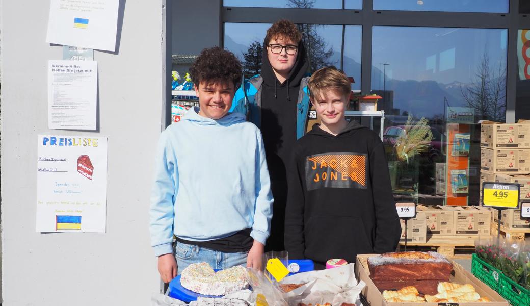 Eine Schülergruppe vor dem Coop in Diepoldsau