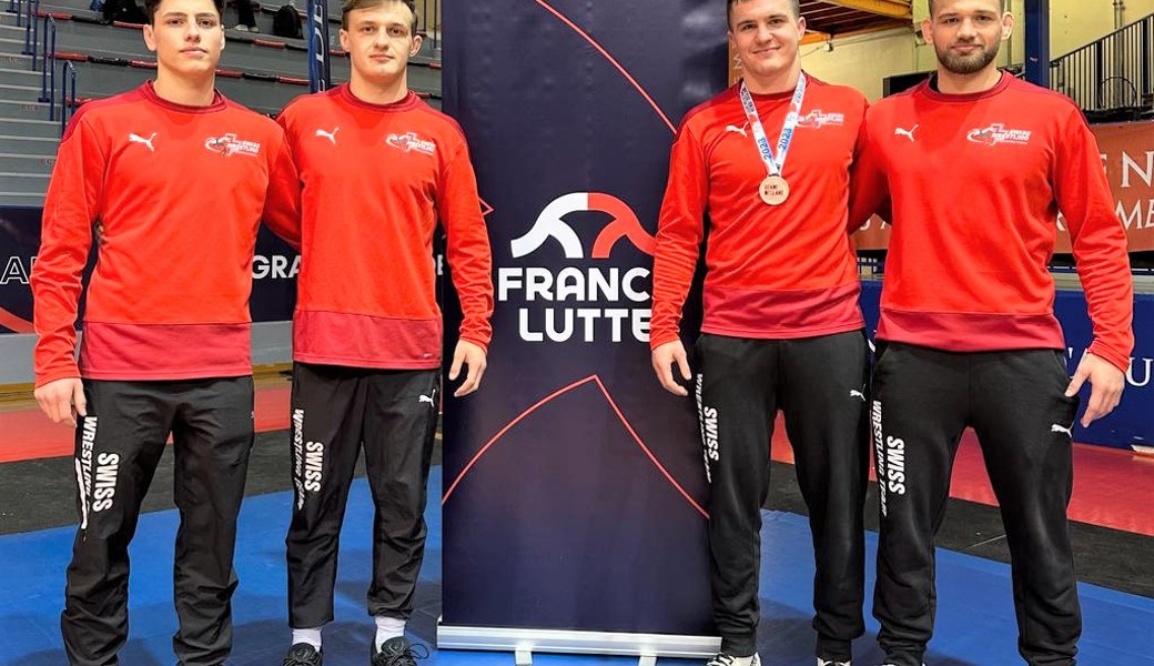 Ramon Betschart (2. von rechts) holte in Südfrankreich beim ersten internationalen Einsatz 2023 die Bronzemedaille.