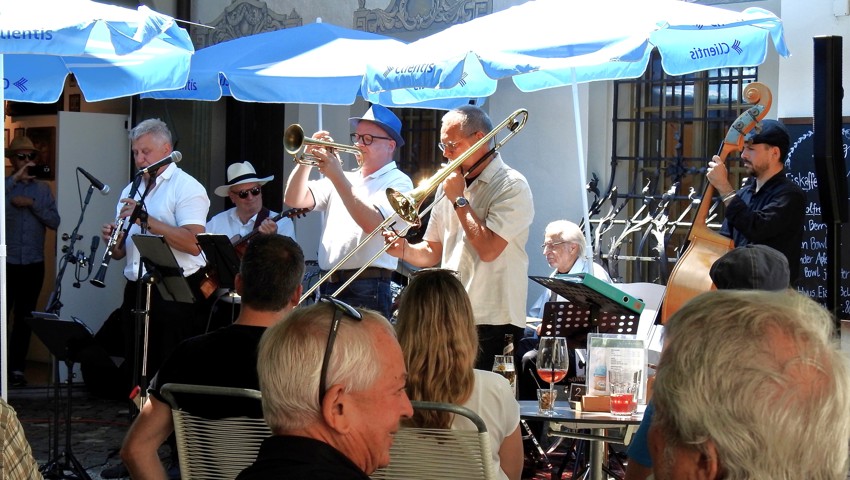 Unter dem Kastanienbaum den Dixieland-Melodien gelauscht