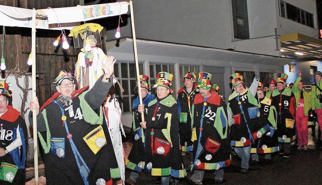 Die Obervögel und das Rebsteiner Fasnachtskommitee ziehen zur Bäckerei Lombardi, um das heurige Obervogelbrot zu verkosten.