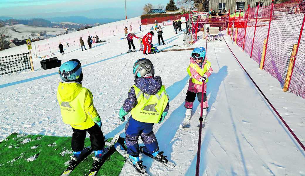 Einsteiger üben zuerst am neuen Kleinskilift und sind gut vorbereitet, bevor sie den grossen Lift benutzen.