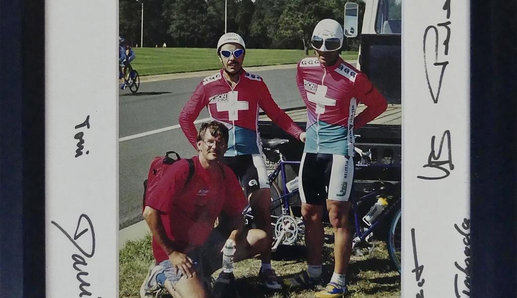 Jan Esser mit dem blinden Tandem-Radsportler Toni Dibiasi (r.) und Begleiter Urs Huwiler bei der WM 1998 in Colorado. 