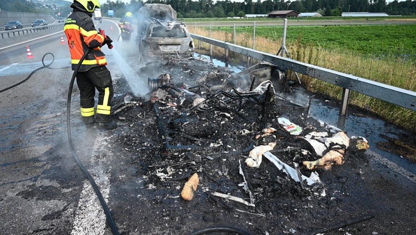 Rauchschwaden im Unteren Rheintal: Stau wegen Fahrzeugbrand auf der Autobahn A1 Rauchschwaden im Unteren Rheintal: Stau wegen Fahrzeugbrand auf der Autobahn A1