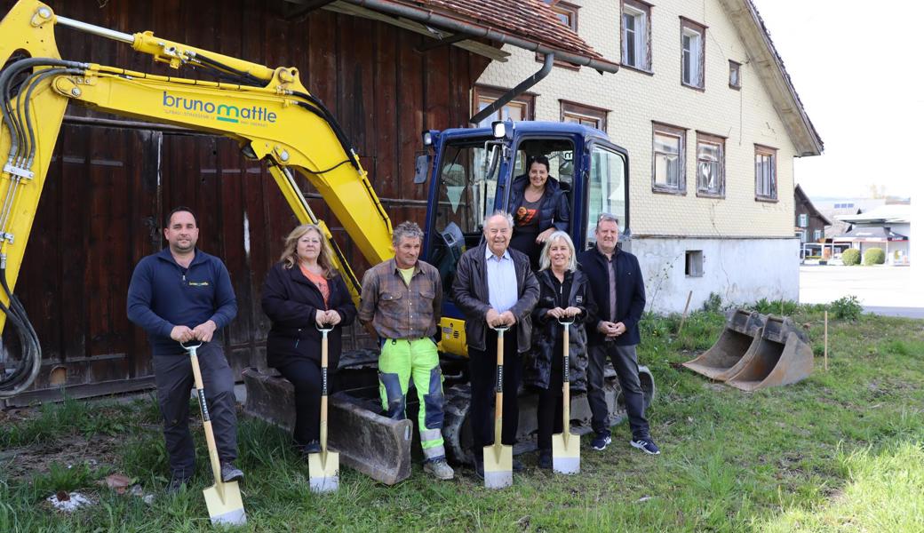 Der symbolische Spatenstich der Katzenstation löste bei den Anwesenden  grosse Vorfreude aus: (v.l.) Michael Mattle (Bruno Mattle AG), Antonella Kretz (Tierschutzverein Rheintal), Roger Sieber (Sieber Bau), Hans Eisenhut, Bea Metzger (Starhaus AG), 
Im Bagger: Nicole Rohner (Tierschutzverein Rheintal) und Oliver Breu (Starhaus AG).
