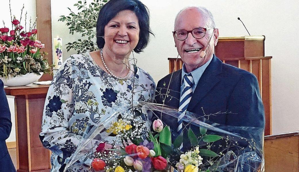 Der Kirchenpräsident Armin Bartl überreicht dem neugewählten Mitglied der Geschäftsprüfungskommission, Maria Küttel, Blumen zur Begrüssung.