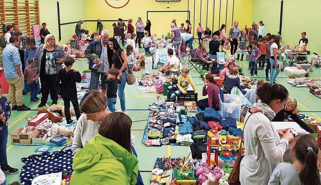 Am Kinderflohmarkt in der Turnhalle des Schulhauses Bild herrschte reges Markttreiben. 