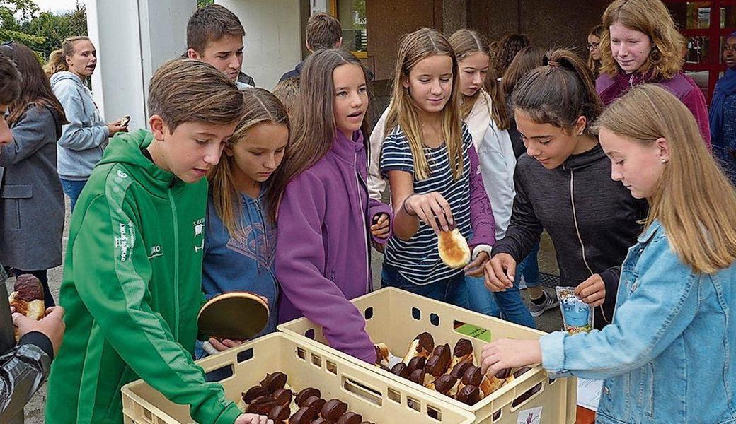 Die Schüler freuten sich über den spendierten Znüni. 