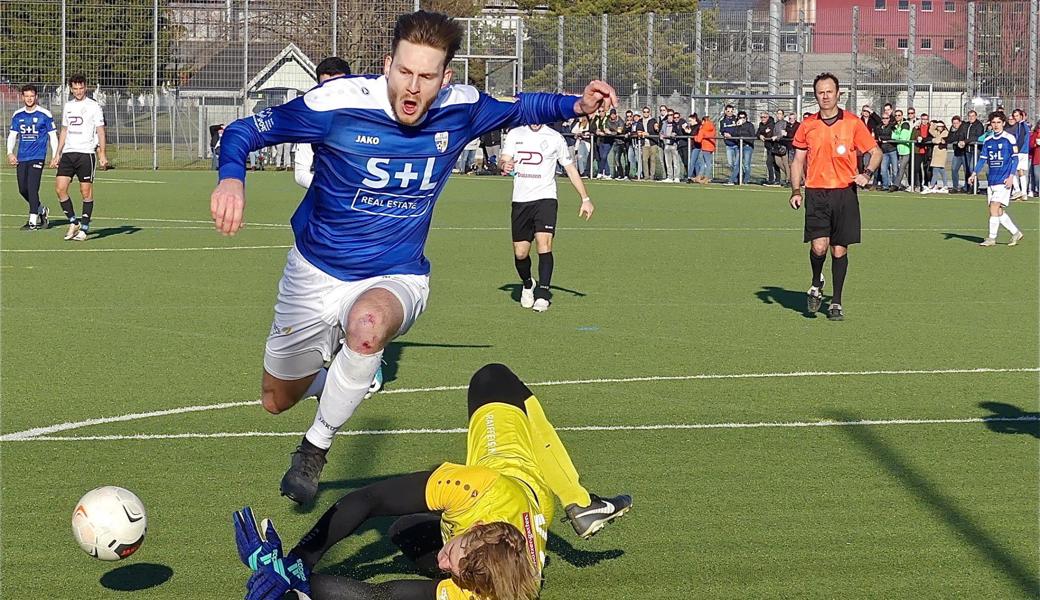 Rorschach-Goldachs Goalie stoppt Widnaus Daniel Lässer in letzter Sekunde.