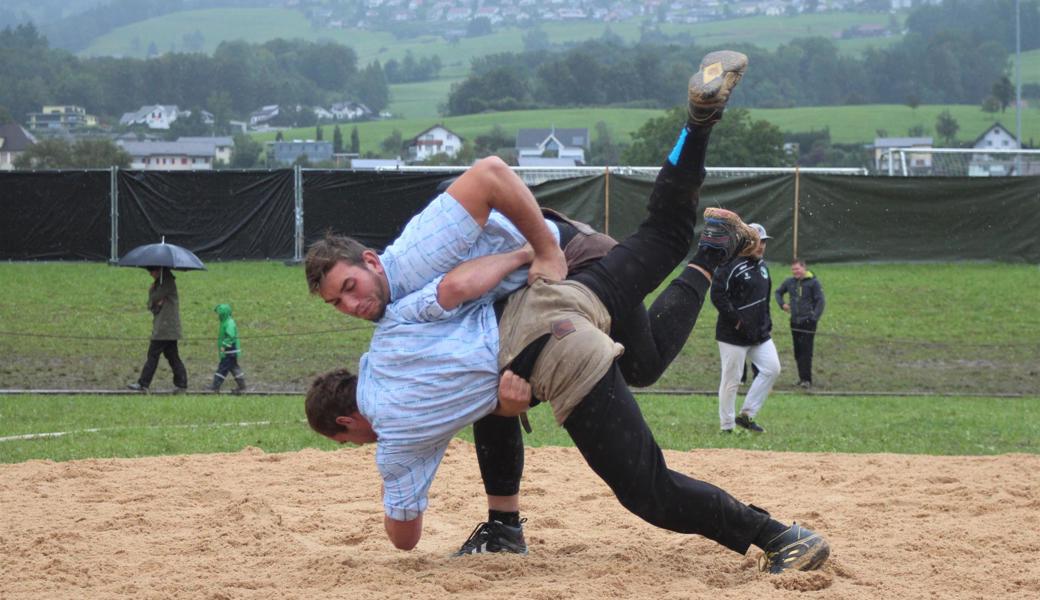 Janosch Kobler (oben), hier im Kampf mit Mauro Gartmann, ist einer der einheimischen Schwinger, die am Rheintal-Oberländischen Verbandsschwingfest in Oberriet teilnehmen.