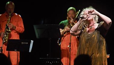 Funk und Soul, naturbelassen, mit viel «Dräck»: Manu Oesch Olowu mit Organic Stuff.Bilder: Max Tinner/Christof Gruber