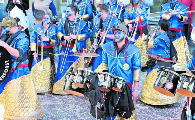 Das Städtli voller Mini-Fasnächtler