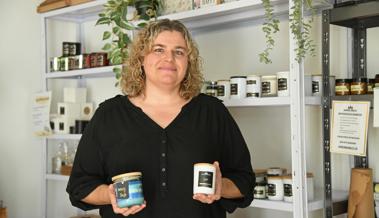 Kerzenproduzentin stellt Duftmomente aus Sojawachs her