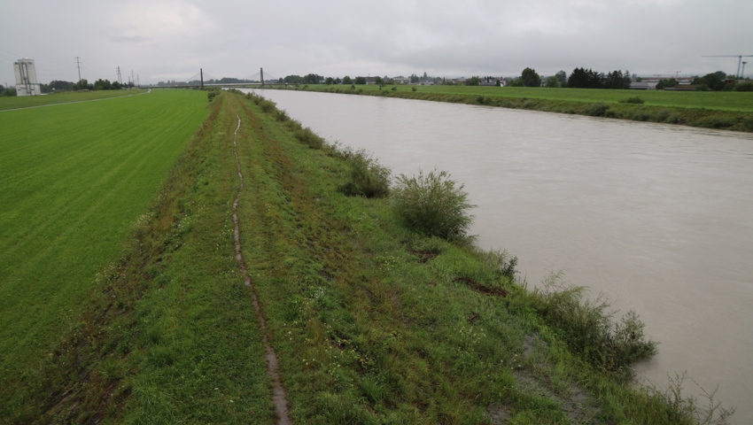 Der starke Regen setzt Felder unter Wasser und lässt Flüsse anschwellen