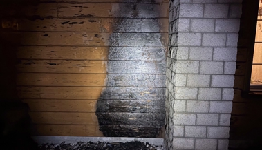 Wegen entsorgter Asche: Hoher Sachschaden nach Container- und Hausfassadenbrand