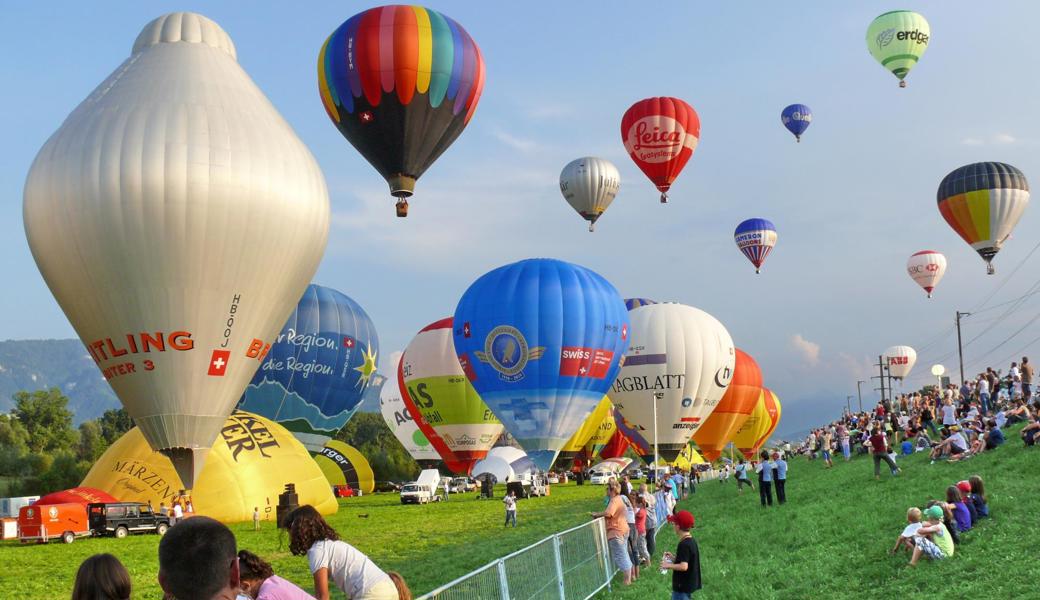 Ein buntes Bild am Rheintaler Himmel gibt es bei den eindrücklichen Massenstarts. 