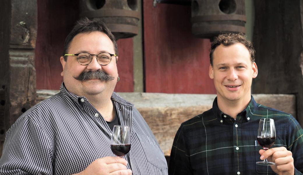 Der neue Kellermeister Werner Georges Kuster (links) und der neue Geschäftsführer Dionys Wyss wollen mit vereinter Kraft die Kontur der Weinkellerei weiter schärfen. Der neue Kellermeister Werner Georges Kuster (links) und der neue Geschäftsführer Dionys Wyss wollen mit vereinter Kraft die Kontur der Weinkellerei weiter schärfen.