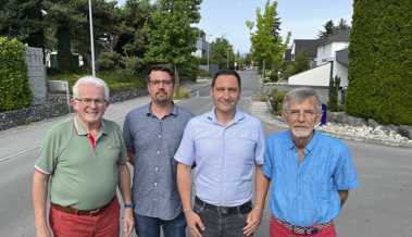 Der Verkehr auf der schmalen Strasse soll langsamer und den Lastwagen die Durchfahrt verboten werden Der Verkehr auf der schmalen Strasse soll langsamer und den Lastwagen die Durchfahrt verboten werden