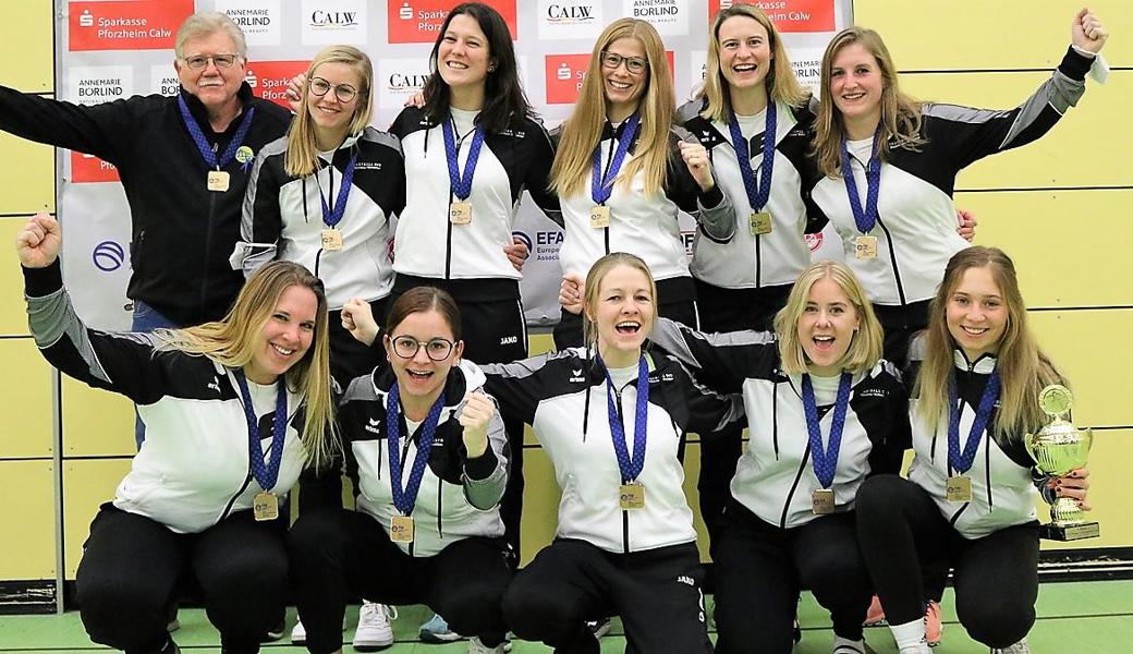 Die Rheininslerinnen und Trainer Toni Lässer freuen sich über die Medaille auf europäischem Parkett.