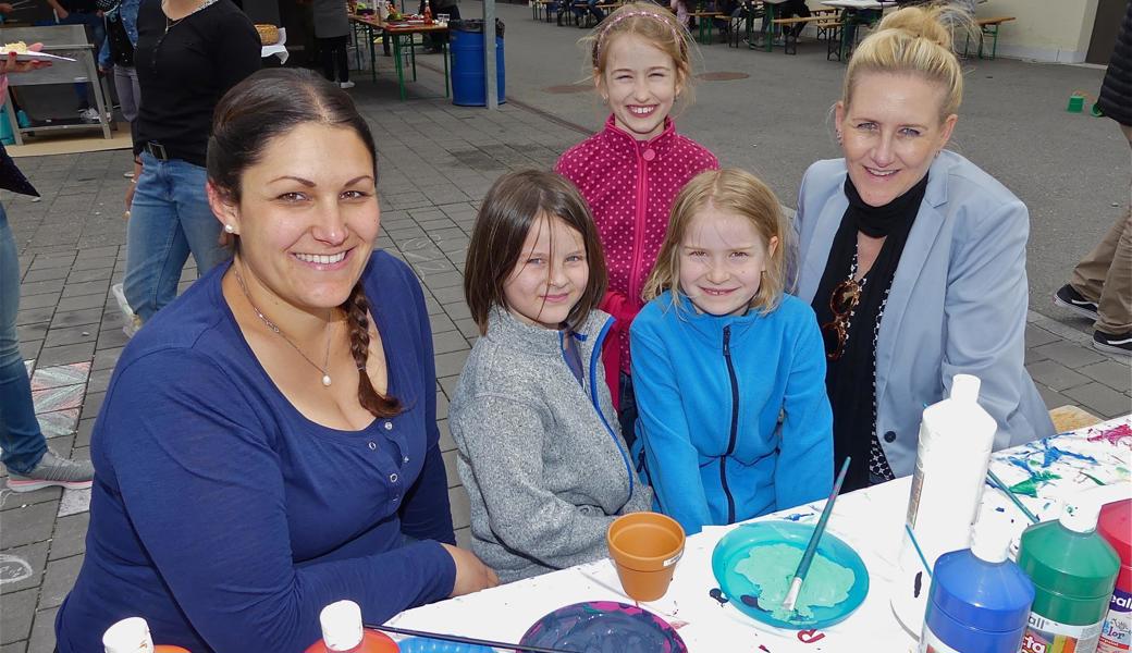 Schulhort-Leiterin Alessia Hasler (links) und Gemeinderätin Yvette Werner organisierten das Familienfest. 