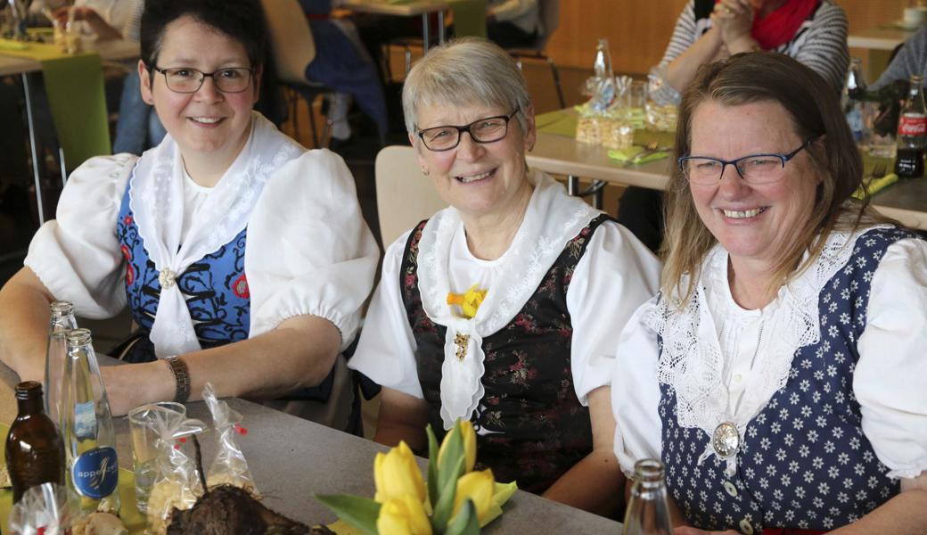 Die Bäuerinnen kleideten sich in der Vielfalt der Rheintaler Trachten: Sonntagstracht (von links), Festtagstracht und Werktagstracht.