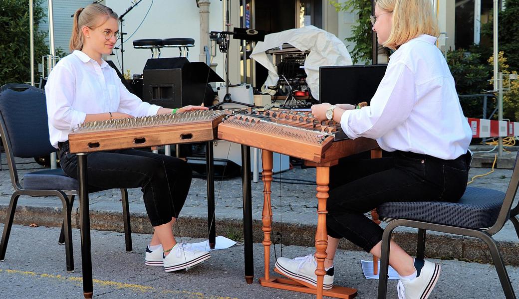 Das Hackbrettduo Kellerheims begeisterte die vielen Besucher des Bergfests am Samstagnachmittag mit modern interpretierten, traditionellen Appenzeller Klängen.