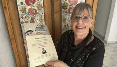 76-Jährige erhält Auszeichnung für Autobiografie - Sohn fand Award zuerst dubios