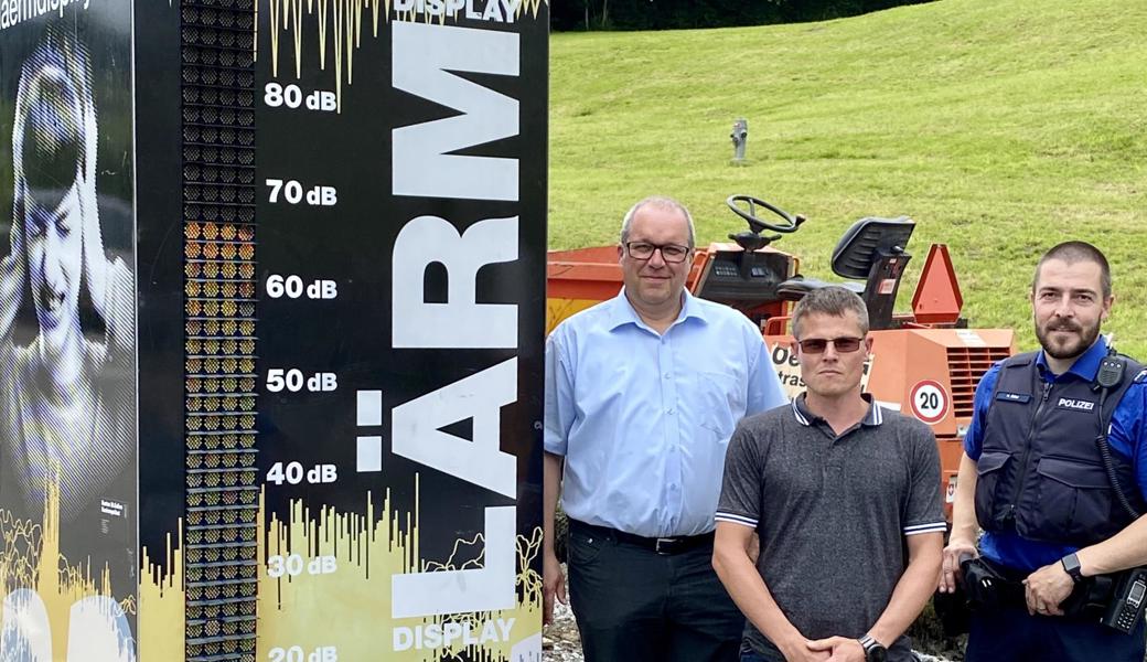 Ruedi Mattle, Stadtpräsident (v. l.), Daniel Keel, Leiter Tiefbau, und Hans Gätzi, Fachsekretär der Verkehrspolizei, präsentieren den Lärmdisplay an der Stossstrasse.