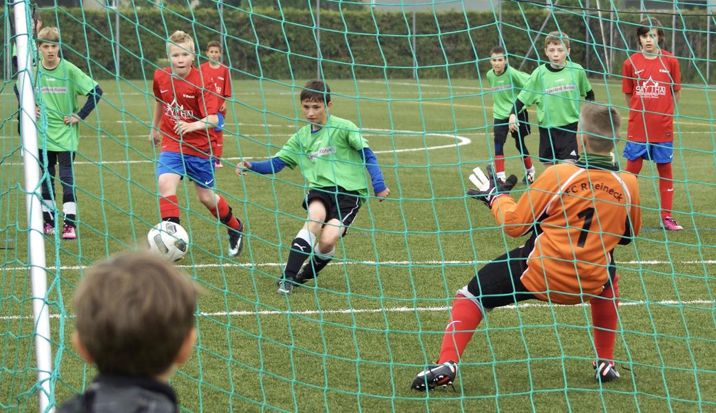 Besart Bajrami trifft im Dress der Rebsteiner D-Junioren. Die Spieler auf dem Bild links (Andrin Cabezas) und rechts (Elion Sopi) spielen jetzt in Rebsteins erster Mannschaft.