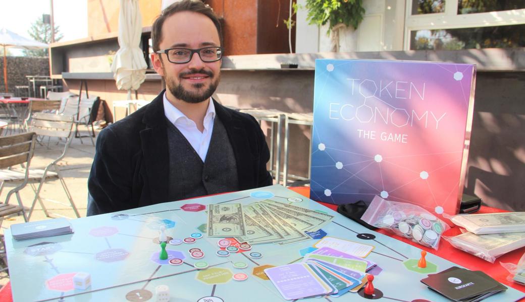 Dominik Jocham spricht mit grosser Leidenschaft von Token Economy, einem von ihm mitentwickelten Spiel.