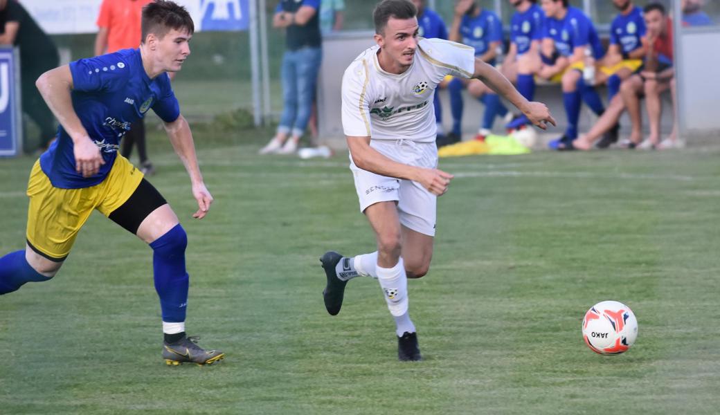 Hier entwischt Au-Bernecks Pokalturnier-Torschützenkönig Nurkan Ibrahimi zwar dem Diepoldsauer Fabian Besserer, im Juli gewannen die Rheininsler den Vergleich aber doch mit 1:0.